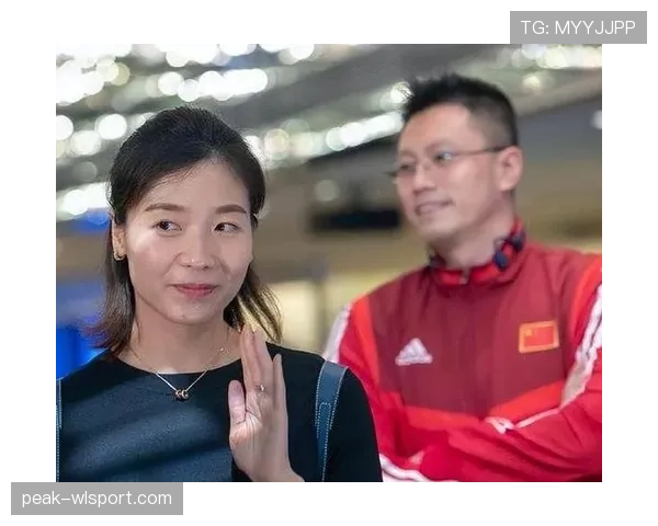 魏秋月一上场像指挥家,下了场像家里有矿的大小姐 魏秋月一上场像指挥家,下了场像家里有矿的大小姐